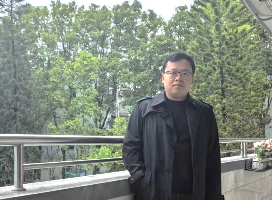 阮维 横板照片.jpg