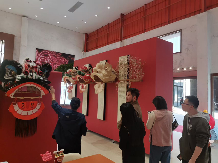 参观南狮馆.jpg