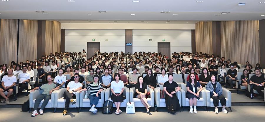 数字媒体艺术教研室教师与新生合影.jpg