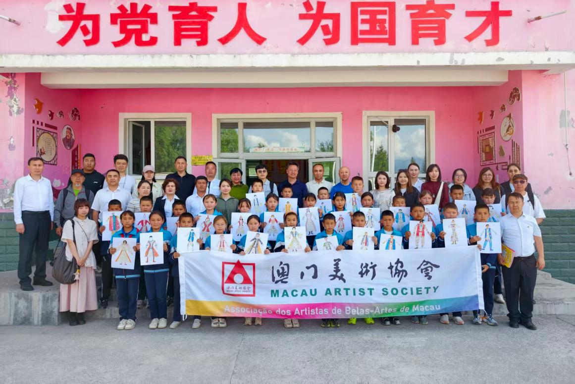 员工持作品与嘉宾合影.png